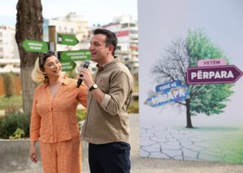 Çilieta Xhilaga dhe demokratët e zonës te Liqeni i Thatë i bashkohen Veliajt: Kur jam bërë unë e gjyshja ime me PS, mos ngeltë më demokrat pa u kthyer