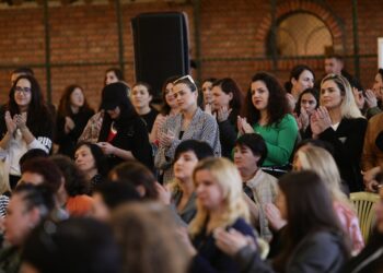 Dhjetëra gra demokrate i bashkohen PS në Kavajë, Veliaj: Një qytet që u ndërtua mbi antikomunizmin, duhet të vazhdojë përpara me Redi Kralin