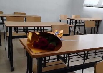 Lule e qirinj për të riun e vrarë në Gramsh/ 15-vjeçari përcillet për në banesën e fundit mes lotëve