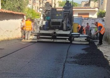 FOTOT/ Bashkia e Tiranës vijon me ndërhyrjet kapilare nëpër lagje, ja rrugët e asfaltuara
