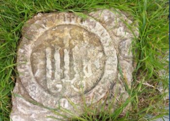Banori i zonës zbulon një pllakë të mistershme në Durrës, dyshohet se i përket shekullit të XI