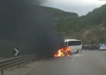 Aksidenti i rëndë/ Mjeti përplaset me autobusin në Qafë Thanë dhe më pas merr flakë, disa të plagosur