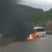 Aksidenti i rëndë/ Mjeti përplaset me autobusin në Qafë Thanë dhe më pas merr flakë, disa të plagosur