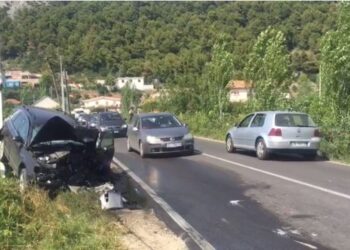 Aksident i rëndë në Lezhë/ Makina përplas çiftin e turistëve serbë, me lëndime të shumta përfundojnë në spital