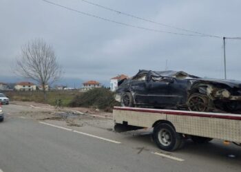 Aksident në aksin Lin-Pogradec, makina përplaset me trafikndarësen