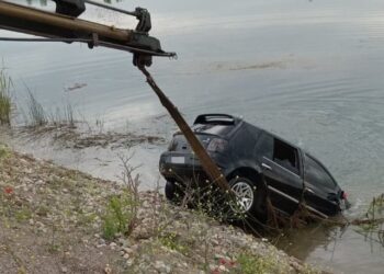 Shoferi ishte i droguar/ Makina përfundon brenda në liqen, vdes një fëmijë dhe dy vajza