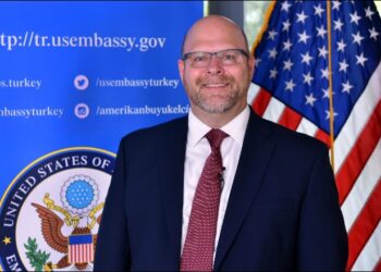 Tensionet në Veri/ Ambasadori i SHBA në Kosovë: Kurti të ndërmarrë hapa për shtensionimin e situatës