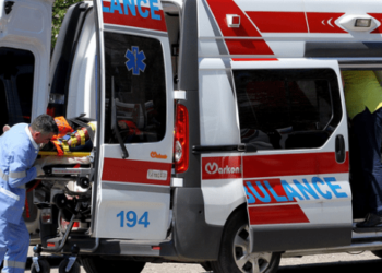 E trishtë/ Makina ‘Mercedez CLK’  përplaset me pemën, ndërron jetë në aksident 24-vjeçari shqiptar