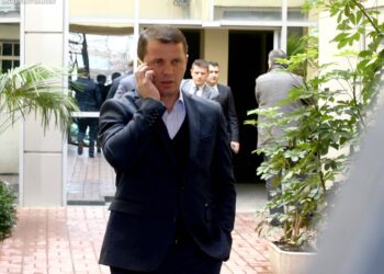 Qëllohet me armë në drejtim të makinës së ish-deputetit të PS, Armando Prenga