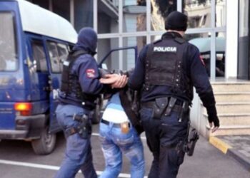 Aksioni/ Ushtroi dhunë ndaj bashkëshortes, arrestohet 33 vjeçari në Velipojë! I gjendet një armë sportive në banesë