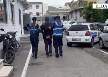 Rrahu prindërit dhe i kërcënoi, 34-vjeçari kapet në mal, i gjejnë arsenal armësh dhe dinamit