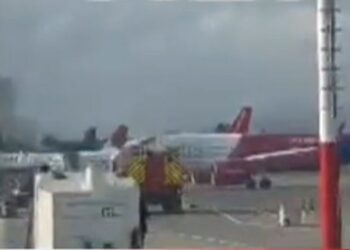 Asnjë pasagjer në bord/ Merr flakë një avion në Rinas. Shkaku, një defekt në motor