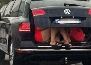 Po hynin në Shqipëri/ 17-vjeçarja gjendet në bagazhin e makinës të dy 23-vjeçarëve, policia zbardh ngjarjen