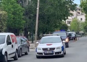 Incident në Fushë-Krujë/ Votuesi përplaset fizikisht me anëtarin e komisionit brenda qendrës së votimit