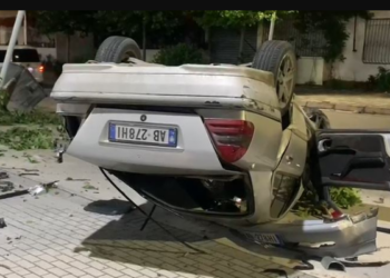 VIDEO/ Aksidenti i frikshëm në Vlorë, Benzi “fluturon” disa herë në ajër dhe përfundon i përmbysur në rrugë