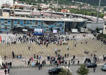 FOTO-LAJM/ Dështon mitingu i Berishës në Elbasan, ‘importohen’ me shpejtësi militantë nga Tirana e Durrësi me furgonë