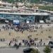 FOTO-LAJM/ Dështon mitingu i Berishës në Elbasan, ‘importohen’ me shpejtësi militantë nga Tirana e Durrësi me furgonë