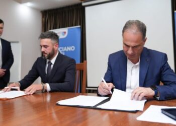 Fushatë çudirash/ Rikthehet kompetenti, Boçi ‘peshkon’ një tjetër italian dhe flet si Kryeministër
