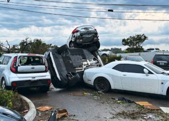 VIDEO/ Makina që fluturojnë e pemë që shkulen, pamje apokaliptike nga tornadoja