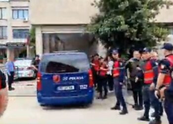 Fredi Beleri del nga gjykata për t’iu drejtuar qelisë, pritet nga pjesëtarë të opozitës dhe mediat greke