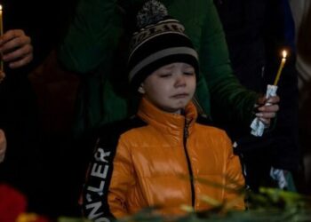 Pamje prekëse: I vranë motrën dhe vëllain, djali i vogël qan me ngashërim me sytë nga arkivolët