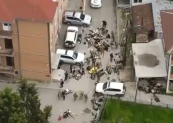 VIDEO/ Pamje me dron nga përplasja në veri të Kosovës, pjesëtarë e KFOR-it shihen të shtrirë në tokë pas përleshjes me protestuesit serbë