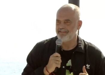 “Përse dua që të votoni Jorgo Goron”/ Rama në Himarë: Tani s’ka leje ndërtimi nga ato që tmerrojnë dynjanë