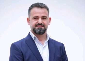 “U shkel ligji me dy duar”, Kandidati i BF për Roskovecin letër ambasadores Kim: Pse s’po reagon drejtësia për zgjedhjet?!