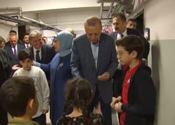 VIDEOLAJM/ Erdogan u shpërndan para fëmijëve në qendrën e votimit