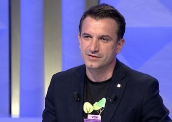 Veliaj tregon pse është i majtë: Nga familja ushtarake, vajtja në Amerikë dhe ndikimi i Blair