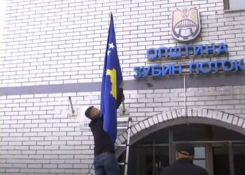 Mes tensioneve në Veri/ Kryetari i komunës ngre flamurin e Kosovës, heq atë të Serbisë