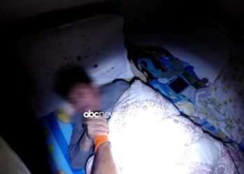 Forcat zjarrfikëse shpëtojnë të moshuarën në Vlorë, nuk po u përgjigjej familjarëve
