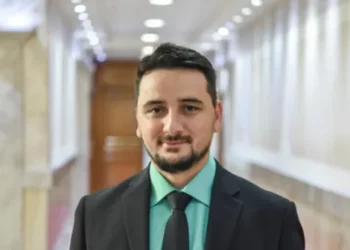 “Katër fëmijë i kam lënë pa bukë”/ U shkarkua nga detyra si këshilltar i kreut të Kuvendit, reagimi: Po reflektoj me veten