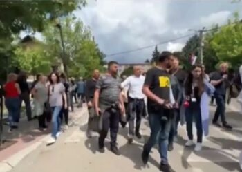 VIDEO/ Sulmohen sërish mediat në veri, një prej gazetarëve të Kosovës goditet fizikisht. Thyhen xhamat e një makine të Policisë