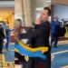 VIDEO/ Grushte në Asamblenë ndërkombëtare në Ankara: I rrëmbeu flamurin, deputeti ukrainas godet në fytyrë përfaqësuesin rus