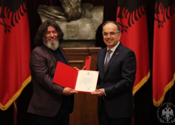 Presidenti Begaj dekoron me titullin “Mjeshtër i Madh” piktorin e njohur Helidon Haliti