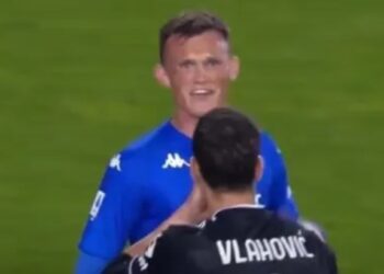 VIDEO / “Uuu… 80 milionë euro”, mesfushori i Empolit tallet me Vlahovic
