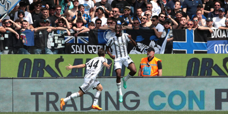 BERGAMO, ITALY - MAY 07: Samuel Iling-Junior of Juventus celebrates after scoring the team's first goal with teammate Nicolo Fagioli during the Serie A match between Atalanta BC and Juventus at Gewiss Stadium on May 07, 2023 in Bergamo, Italy. (Photo by Emilio Andreoli/Getty Images)