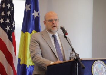Ambasadori i SHBA në Kosovë thirrje për uljen e tensioneve: Të shmanget hyrja me forcë në komunat në veri