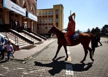 FOTOT/ E pazakontë: Mbi kalë i veshur si jeniçer, ja si u paraqit 33-vjeçari në qendrën e votimit