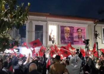 Suli fiton thellë përballë Hoxhës, nis festa në qendër të Kamzës, simpatizantë të PS festojnë me flamuj e fishekzjarrë