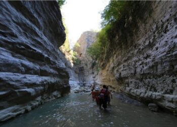 Mbytet një turist në kanionin e Langaricës në Përmet, rrezikohen turistët e tjerë
