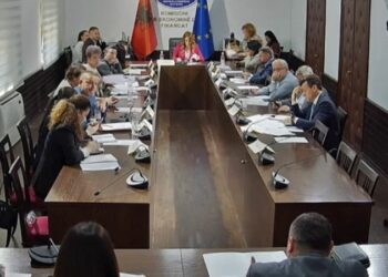 Rritja e pagave shkon në Komision, debate mes Ibrahimajt dhe Shehajt: Si të vjen që drejtori që ke në krah, ka rrogë më të madhe se ti?