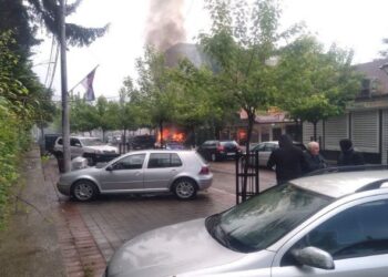 VIDEO/ Trazirat në veri të Kosovës, digjen disa vetura të policisë në Zveçan