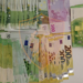 Fshehën në trup 40 mijë euro, kapen në Rinas nënë e bijë