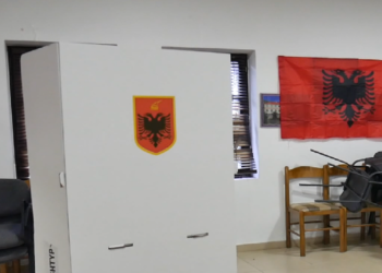 Pajisjet e identifikimit elektronik vonojnë nisjen e procesit të votimit, shfaqen probleme në disa qendra votimi