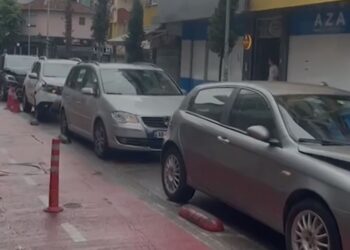 VIDEOLAJM/ Aksident masiv në Tiranë, 7 makina përplasen me njera-tjetrën në zonën e Selvisë