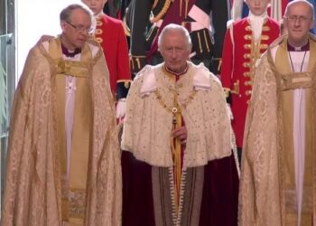 “Zoti e mbrojtë Mbretin Charles!”/ Ceremonia e kurorëzimit në Kishë, bëhet betimi