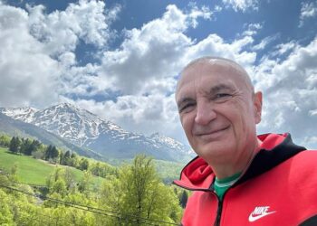 Meta braktis Berishën dhe ikën me pushime së bashku me Kryemadhin, kreu i PL i vë ‘çelësin’ selisë pasi i mori gjysmën e këshilltarëve