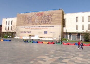 FOTOLAJM/ Përfundon restaurimi i mozaikut “Shqipëria” në sheshin Skënderbej